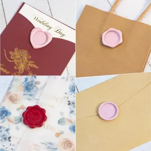 Timbri per sigilli in ceralacca decorativi con monogramma personalizzato per inviti di nozze.