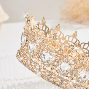 Primer plano detallado de una corona de cristal barroca dorada con pedrería de corazón para pelo.