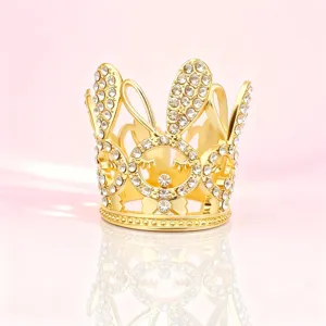 Primer plano detalle de la corona dorada brillante de diamantes de imitación con orejas de conejo.