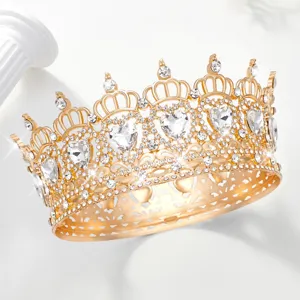 Exquisito detalle de corona barroca dorada con diamantes, tiara de cristal fina.