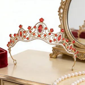 Detailaufnahme der goldenen Vintage Brautkrone mit roten Kristallen und Zirkonia Steinen.