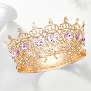Exquisita corona dorada barroca con estrases de corazon rosa para bodas elegantes.