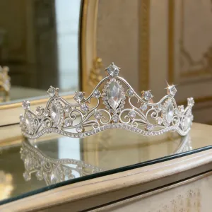 Detailansicht einer vintage silbernen Strass Braut Tiara, glitzernde Kristallkrone.