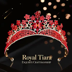 Detailansicht der funkelnden roten Kristall Brauttiara mit exquisiter goldener Handwerkskunst.