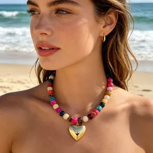 Farbenfrohe Harzperlen Halskette mit goldenem Herzanhänger Sommer Strand Modeschmuck Damen