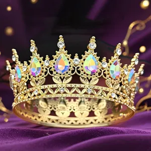Primo piano di una lussuosa tiara corona barocca dorata con brillanti cristalli colorati.