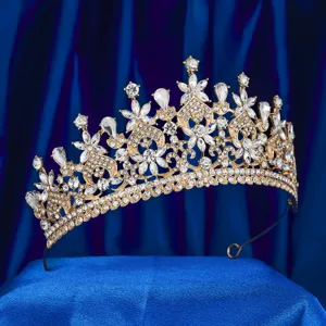 Primo piano di tiara da sposa in cristallo oro lussuoso, accessorio per capelli scintillante.