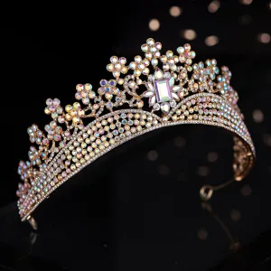 Nahaufnahme Detail der luxus goldenen Strass Braut Tiara Kristall Krone Hochzeit Haarschmuck.