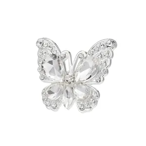 Λεπτομερές κοντινό πλάνο της λαμπερής κρύσταλλης πεταλούδας από κράμα για DIY αξεσουάρ.