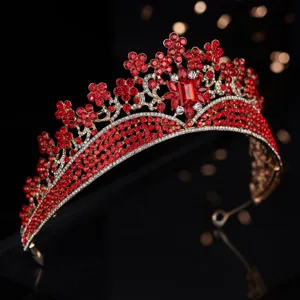 Elegantes Detail der roten Strass Barock Tiara, wunderschöne prachtvolle Braut Krone.