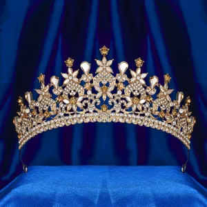 Dettaglio tiara da sposa in cristallo oro di lusso, elegante corona di strass per festa.