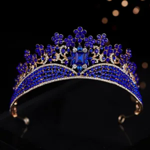 Nahaufnahme Detail der luxuriösen goldenen Braut Tiara mit funkelnden blauen Steinen.