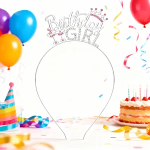 Nahaufnahme des glitzernden Strass Geburtstag Mädchen Tiara Haarreif mit festlicher Szene.