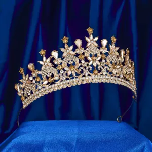 Squisita corona nuziale dorata con strass trasparenti e color champagne scintillanti, dettaglio.