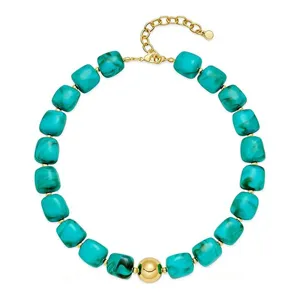 Türkisblaue Harzwürfel Perlenkette mit goldenen Metallkugeln und verstellbarer Kette.