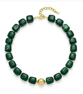 Grüne Kunstharz-Viereckperle Halskette mit goldenem Kugelakzent elegante Kurzkette Schmuck