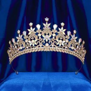 Lussuosa tiara da sposa dorata con strass iridescenti scintillanti, primo piano.