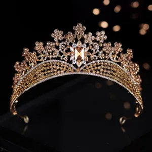 Nahaufnahme Details einer luxuriösen goldenen Barock Braut Strass Krone für Hochzeiten und Galas.
