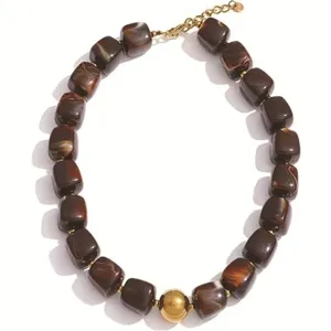 Klobige braune Harzwürfel Perlen Halskette mit goldener Metallsphäre und verstellbarer Kette.