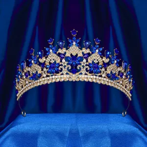 Lussuosa tiara da sposa in strass blu dorato, dettaglio di corona per capelli da sposa.
