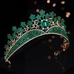 Barocke grüne Strass Braut Tiara Detailaufnahme, elegantes Hochzeitskrönchen Accessoire.