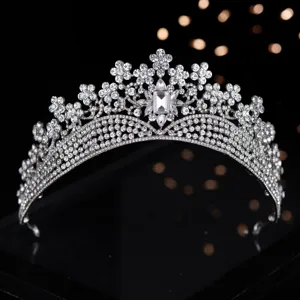 Nahaufnahme Detail silberne Strass Braut Tiara Kristall Krone glitzernde Präsentation.