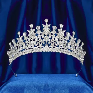 Vista dettagliata della tiara da sposa in cristallo scintillante con intricata lavorazione.