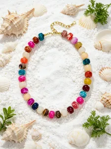 Bunte Harz Perlen Halskette Detailansicht mit lebendigen geometrischen Perlen und Goldkette.