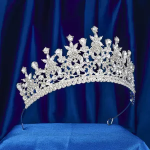 Primo piano della scintillante tiara da sposa in strass, dettagli di cristalli brillanti.
