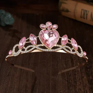 Nahaufnahme eines goldenen Kinder Diadem Haarreif mit pinken Herz und Markise Strasssteinen.