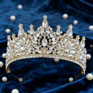 Gros plan détaillé du magnifique diadème en cristal étincelant avec strass dorés.