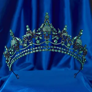Détail de couronne noire gothique avec strass verts étincoyants et têtes de mort pour Halloween.