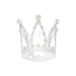 Joli diadème couronne en strass pour gâteau d'anniversaire et décoration florale chic.