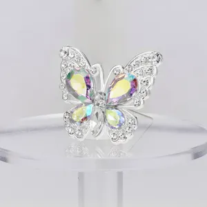 Detalle de broche de mariposa de cristal, pin decorativo de diamantes de imitación para bodas.