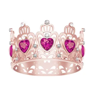 Exquisites Roségold-Tiara-Detail mit funkelnden rosa Herz-Kristallen und klaren Strasssteinen.