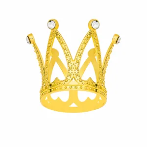 Détail de mini couronne pour gâteau dorée, taille 3,2cm, accessoire décoratif très exquis.