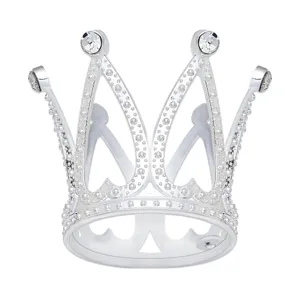 Gros plan couronne cristal argenté, superbe diadème strass décoration gâteau de fête.