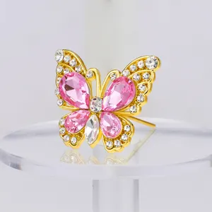 Exquisito alfiler decorativo de mariposa de cristal con piedras rosas y brillantes.