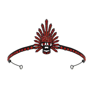 Vue détaillée du diadème de crâne noir gothique avec des strass rouges pour fête.