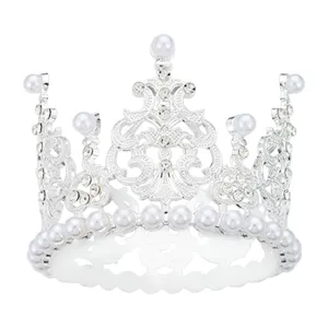 Détail couronne gâteau perle strass argent, élégante décoration bouquet fleurs insérer.