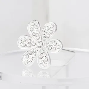 Detalle de broche de flor de estrás exquisito, adorno de cristal brillante para boda.