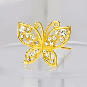 Exquisito detalle de alfiler de ramo mariposa cristal dorado, pedrería brillante.