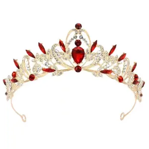 Goldene Brautkrone Detailansicht mit funkelnden roten und klaren Strasssteinen für Hochzeiten.