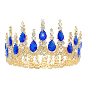 Close-up detail van de luxe gouden barokke kroon met schitterende blauwe strass steentjes.