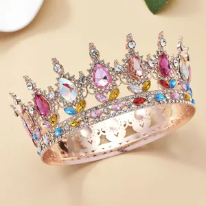 Gros plan d'un diadème baroque doré rose avec des détails de strass colorés et brillants.