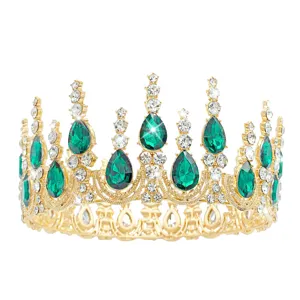 Barok gouden kroon haaraccessoire met groene en heldere strass steentjes gedetailleerd weergave.