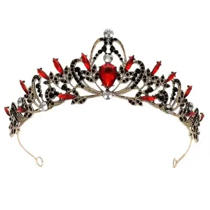 Detailansicht der Vintage-Tiara mit roten Strasssteinen und antiker Gold-Metallkrone.