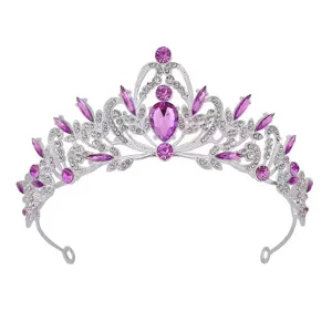 Exquisite silberne Kristall-Tiara mit lila Strasssteinen, elegantes Detailbild für Events.