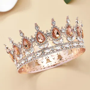 Gros plan sur le diadème couronne de mariée baroque en or rose avec de superbes strass brillants.