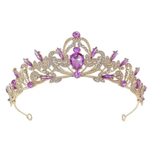 Exquisite goldene Brautiara mit funkelnden lila und klaren Strasssteinen, perfektes Hochzeitsaccessoire.